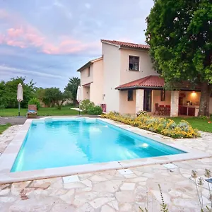Villa Altra, Krnica