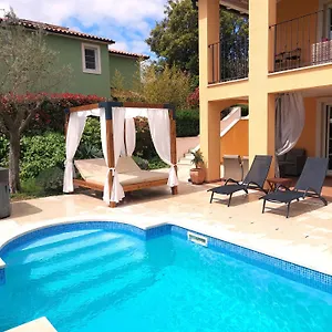 Villa Ari 8+2, Krnica